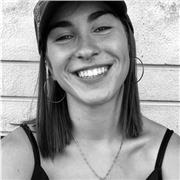 Profesora de pintura y dibujo. Formada en bellas artes. Para todas las edades